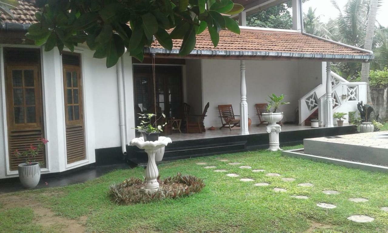 Villa Sea Sprays Hikkaduwa Esterno foto